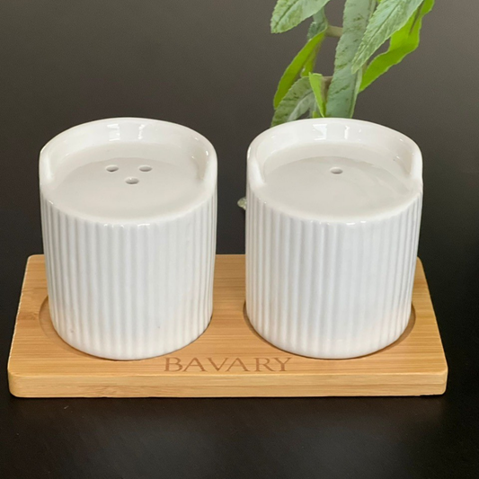 Serenity Set – 3-delige Zout & Peper Set met Houten Schaal | Modern Geribbeld Design Porselein